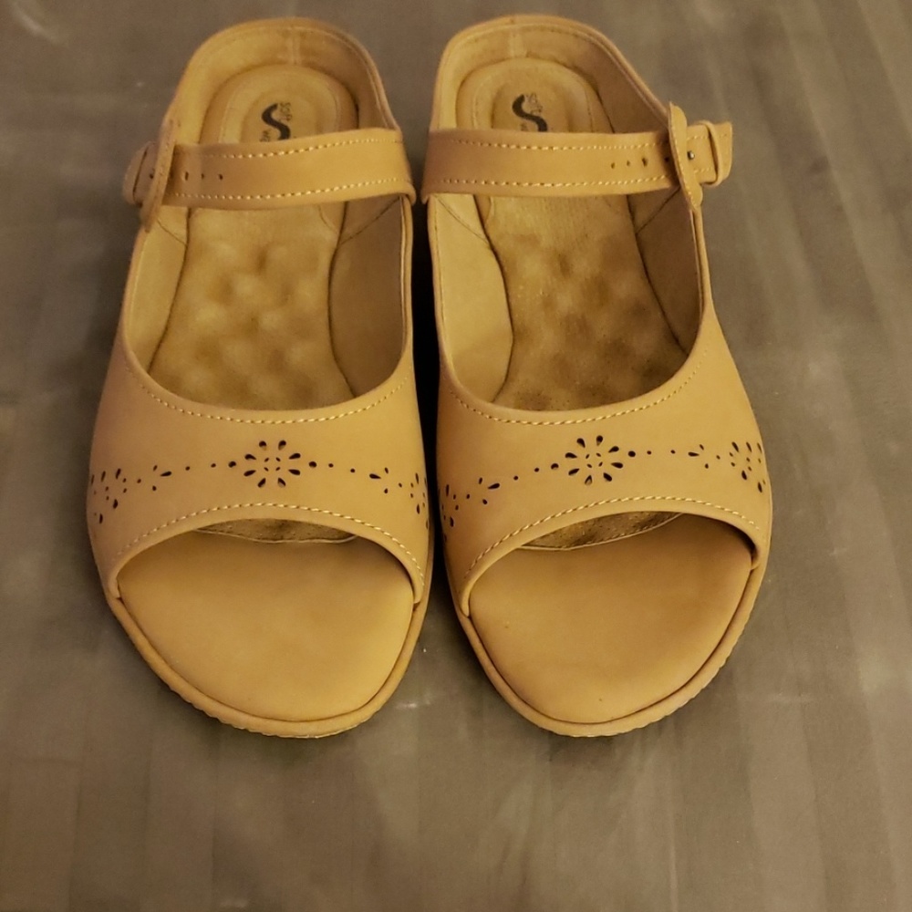 12M SoftWalk Lago Nubuc Sand Color Shoe